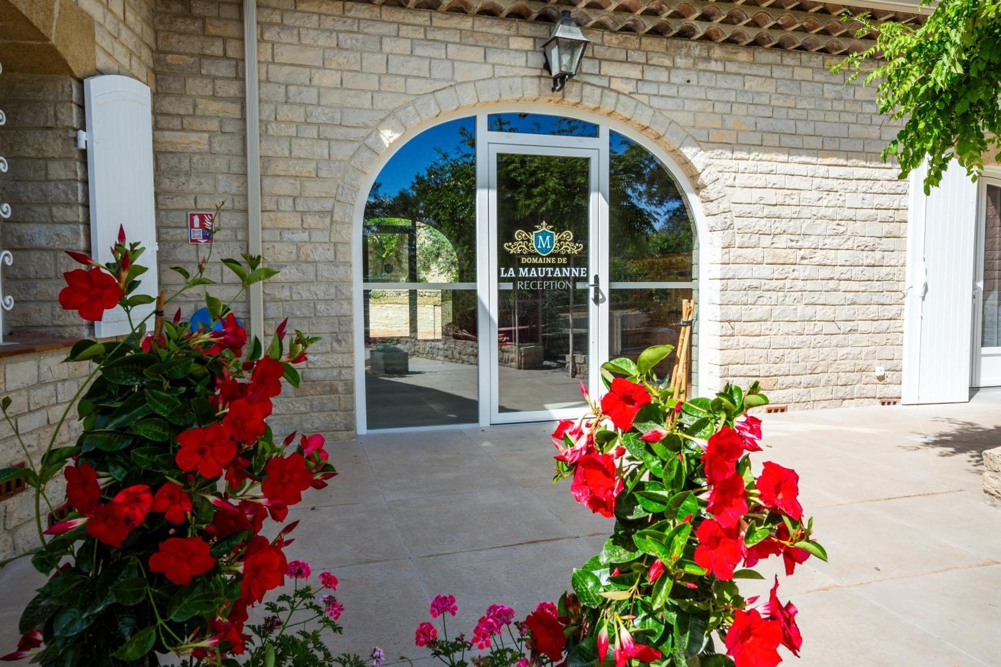 Domaine De La Mautanne Aparthotel Sainte-Tulle Exterior foto